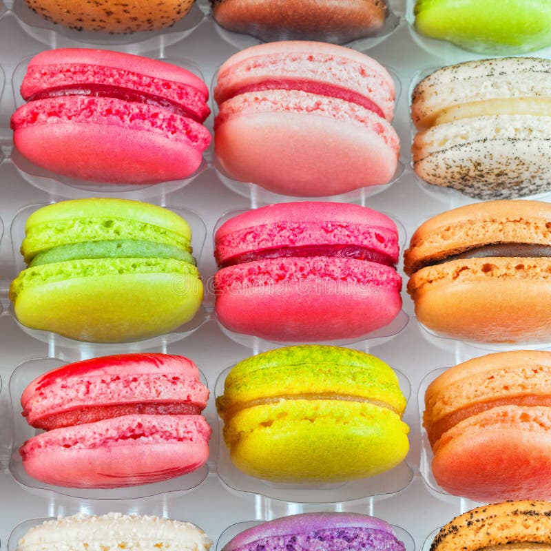 Macarons coloridos franceses tradicionais em uma caixa imagem de stock