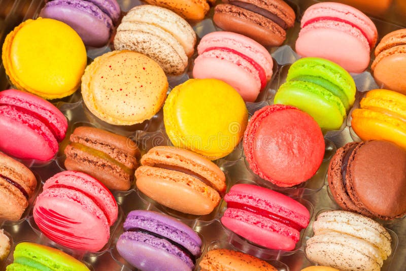 Macarons coloridos franceses tradicionais em uma caixa foto de stock