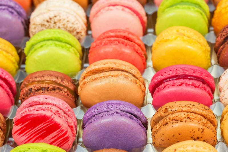 Macarons coloridos franceses tradicionais em uma caixa imagem de stock