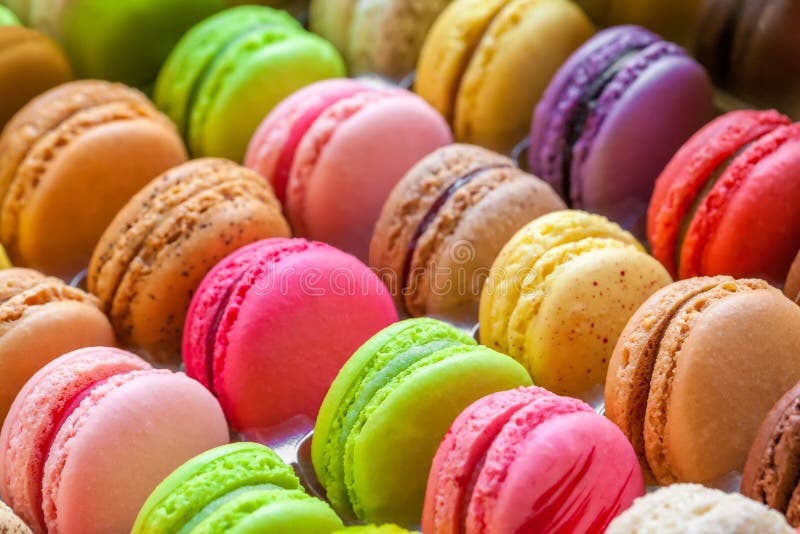 Macarons franceses tradicionais e coloridos numa caixa foto de stock