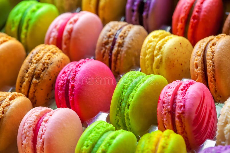 Macarons coloridos franceses tradicionais em uma caixa imagem de stock