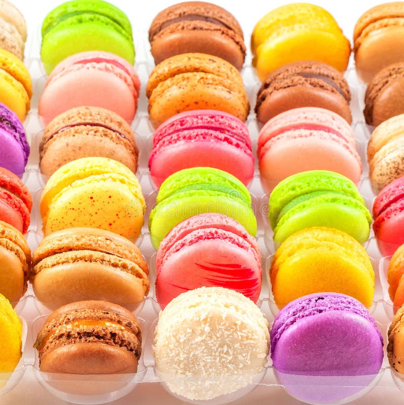 Macarons coloridos franceses tradicionais em uma caixa imagem de stock royalty free