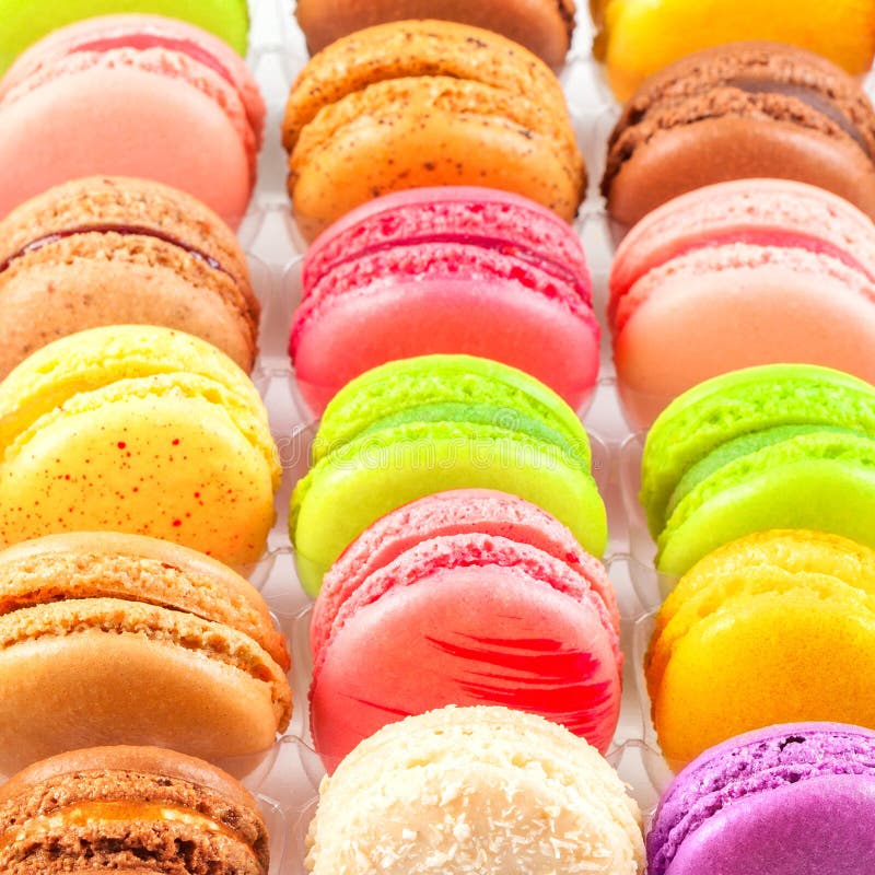 Macarons coloridos franceses tradicionais em uma caixa fotografia de stock