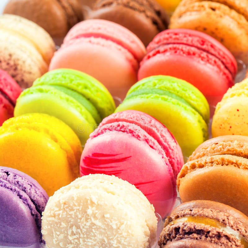 Macarons coloridos franceses tradicionais em uma caixa imagem de stock royalty free