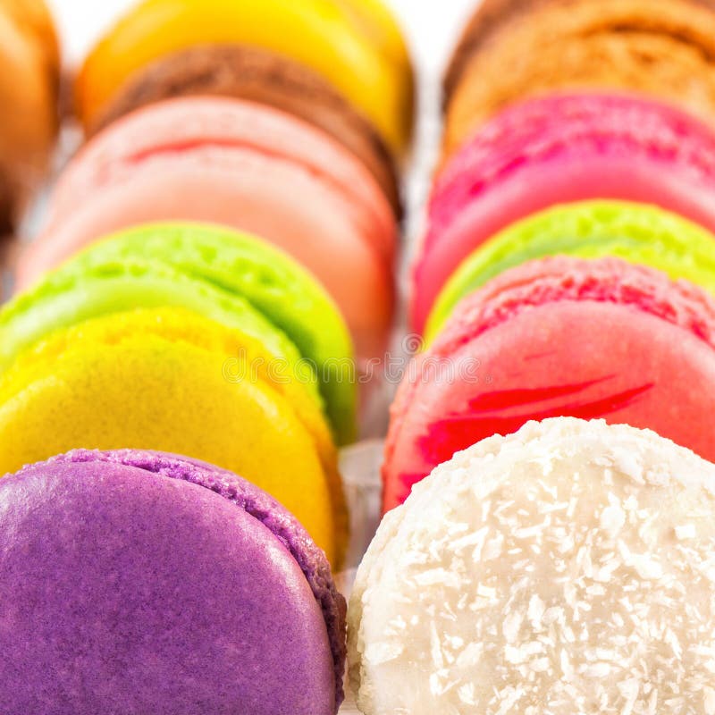 Macarons coloridos franceses tradicionais em uma caixa fotografia de stock