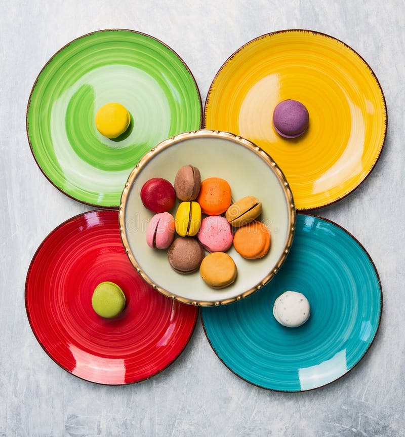 Macarons coloridos na placa brilhante fotografia de stock royalty free