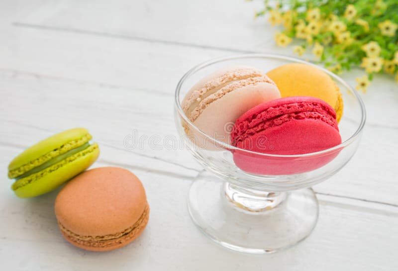 Macarons coloridos no vidro imagem de stock Macarons coloridos no vidro imagem de stock
