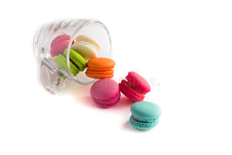 Macarons franceses coloridos no copo de vidro com fundo branco, swe fotografia de stock royalty free Macarons franceses coloridos no copo de vidro com fundo branco, swe fotografia de stock royalty free