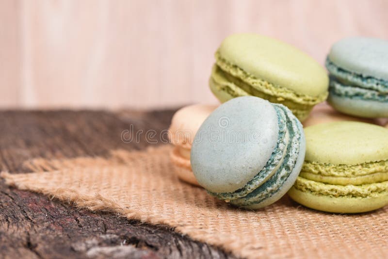 Macarons που συσσωρεύεται burlap στην πετσέτα στην αγροτική ρύθμιση στοκ φωτογραφία με δικαίωμα ελεύθερης χρήσης Macarons που συσσωρεύεται burlap στην πετσέτα στην αγροτική ρύθμιση στοκ φωτογραφία με δικαίωμα ελεύθερης χρήσης