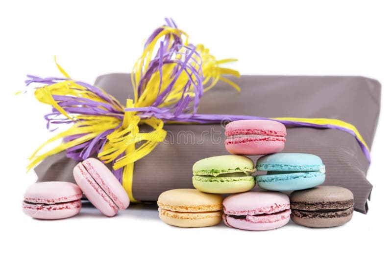 Macaroon πυραμίδα σε ένα υπόβαθρο των συσκευασιών δώρων που απομονώνονται στο wh στοκ φωτογραφία με δικαίωμα ελεύθερης χρήσης Macaroon πυραμίδα σε ένα υπόβαθρο των συσκευασιών δώρων που απομονώνονται στο wh στοκ φωτογραφία με δικαίωμα ελεύθερης χρήσης