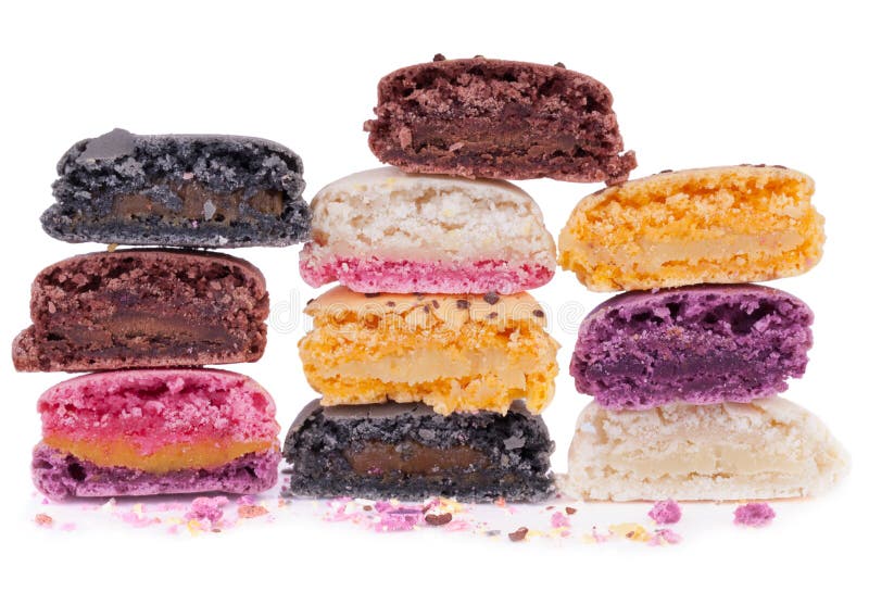 Macaroons coloridos do meio corte fotos de stock
