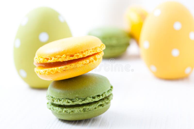 Macaroons e ovos da páscoa coloridos fotografia de stock