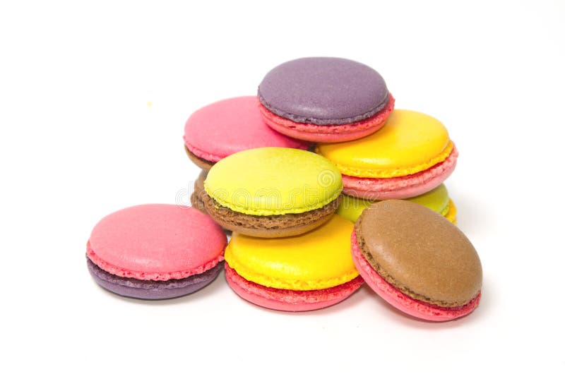 Macarrones coloridos en el fondo blanco fotos de archivo libres de regalías Macarrones coloridos en el fondo blanco fotos de archivo libres de regalías