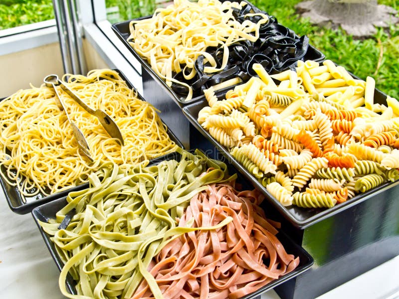 Macarrones hervidos y pastas preparados para cocinar fotografía de archivo libre de regalías Macarrones hervidos y pastas preparados para cocinar fotografía de archivo libre de regalías