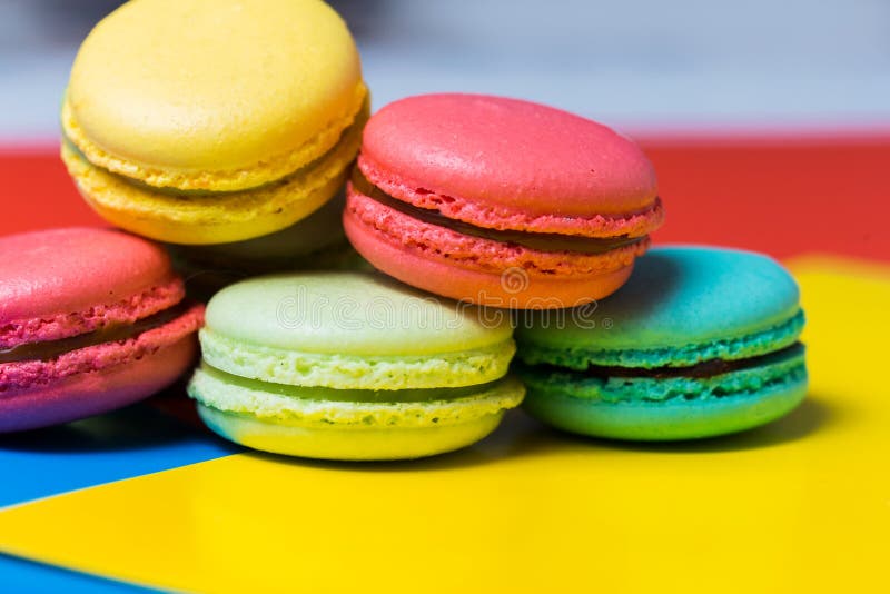 Macarrones o macaron franceses dulces y coloridos en fondo colorido Postre delicioso imagen de archivo libre de regalías Macarrones o macaron franceses dulces y coloridos en fondo colorido Postre delicioso imagen de archivo libre de regalías