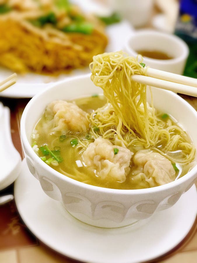 Sopa de macarrão com wonton à moda de Hong Kong imagem de stock royalty free