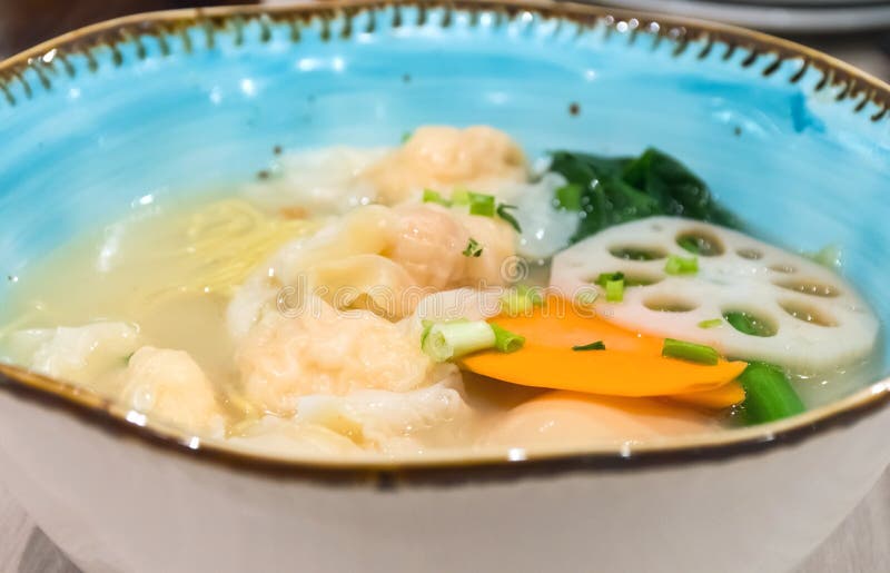Macarronetes chineses da sopa com bolinhas de massa do camarão fotografia de stock