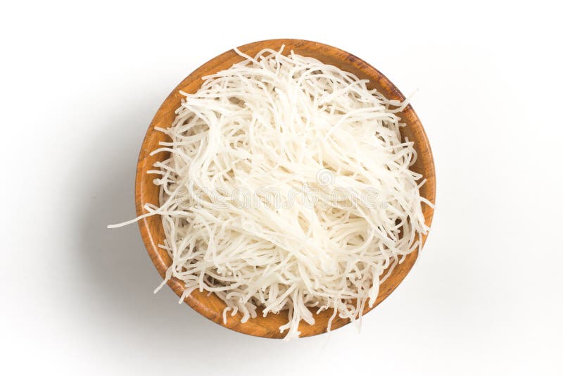Macarronetes chineses Massa da aletria do arroz em uma bacia fotografia de stock Macarronetes chineses Massa da aletria do arroz em uma bacia fotografia de stock