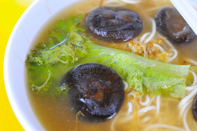 Sopa de cogumelos vegetariana com noodles imagens de stock royalty free