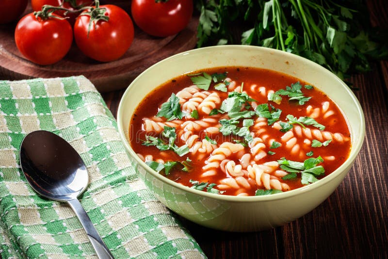 Sopa de tomate com noodles na tigela fotografia de stock