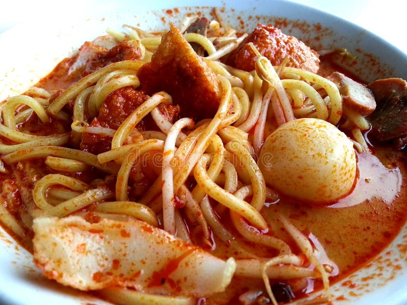 Macarronetes picantes quentes da sopa do caril imagem de stock