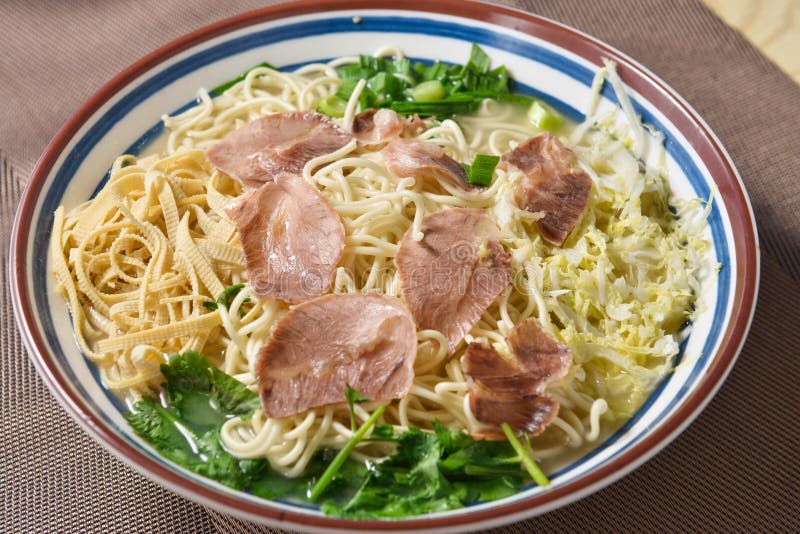 Macarrão de sopa de carne chinesa imagem de stock royalty free