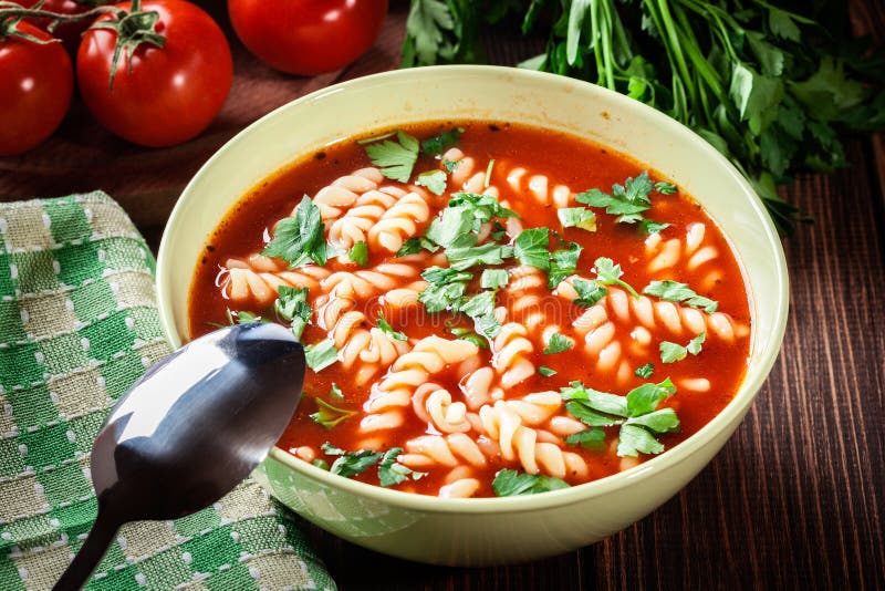 Sopa de tomate com noodles na tigela fotos de stock