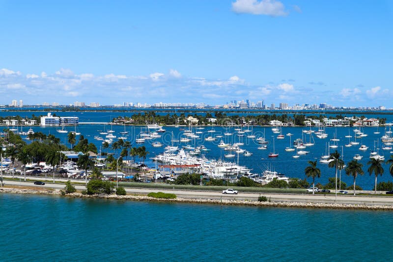 MacArthur Causeway med förtöjda fartyg i Miami, Florida arkivbild MacArthur Causeway med förtöjda fartyg i Miami, Florida arkivbild