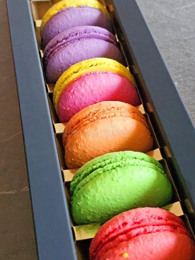 Macarões coloridos numa caixa fotografia de stock