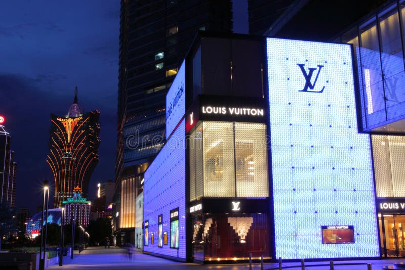 SHOPPING: Louis Vuitton Boutique, Milan, Italy Editorial Photography -  Image of golden, brand: 16940187