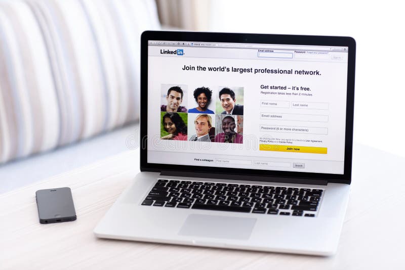 MacBook Pro-Retina met LinkedIn-homepage op de het schermtribunes MacBook Pro-Retina met LinkedIn-homepage op de het schermtribunes
