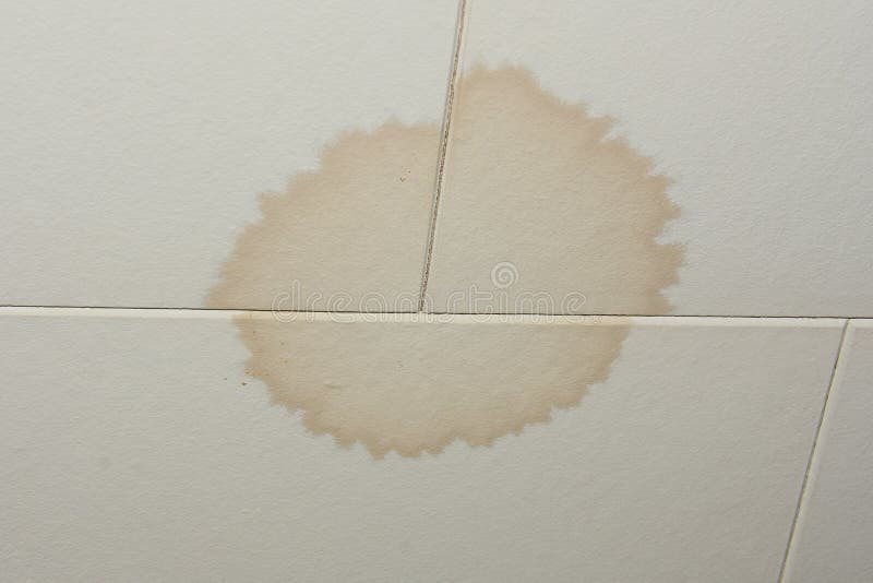 Macchia sul soffitto dalla perdita dell'acqua fotografia stock libera da diritti Macchia sul soffitto dalla perdita dell'acqua fotografia stock libera da diritti