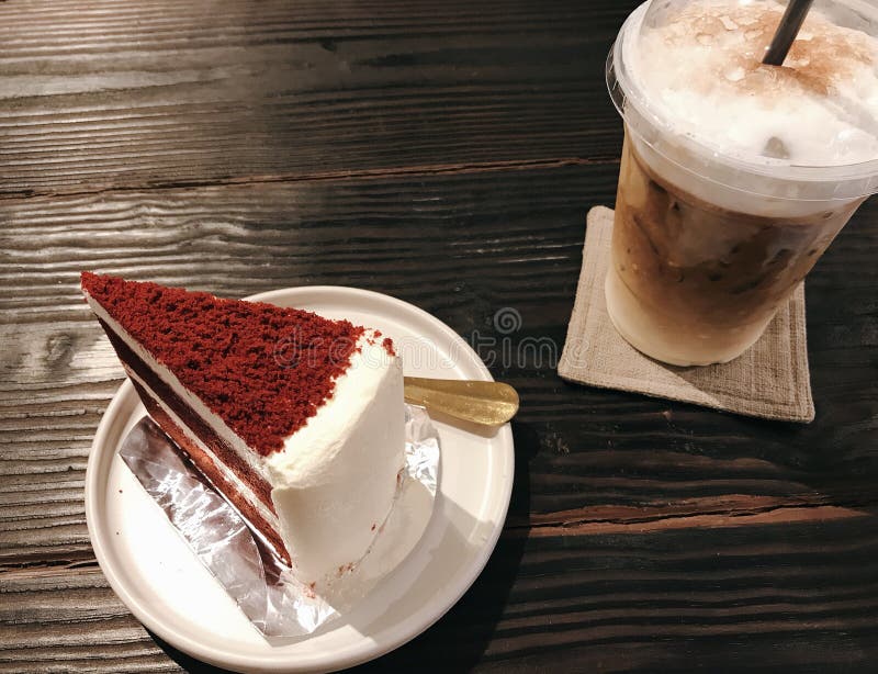 Macchiato rosso del dolce e del caramello del velluto fotografia stock Macchiato rosso del dolce e del caramello del velluto fotografia stock