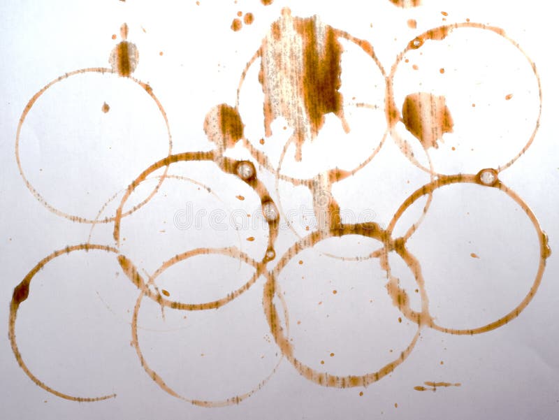 Macchie del tè e del caffè lasciate dai fondi della tazza messe Le impronte sporche rotonde dalle bevande calde hanno macchiato i fotografia stock Macchie del tè e del caffè lasciate dai fondi della tazza messe Le impronte sporche rotonde dalle bevande calde hanno macchiato i fotografia stock