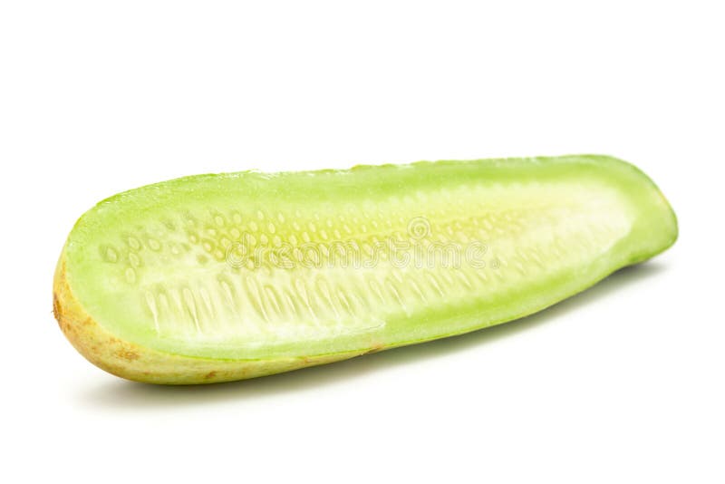 Macchie di metà pezzo di cetriolo cucumber cucumis sativus con semi isolati su fondo bianco immagini stock libere da diritti