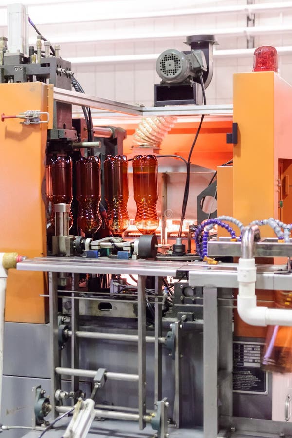 Macchina automatica per il salto delle bottiglie di plastica dell'ANIMALE DOMESTICO immagini stock Macchina automatica per il salto delle bottiglie di plastica dell'ANIMALE DOMESTICO immagini stock