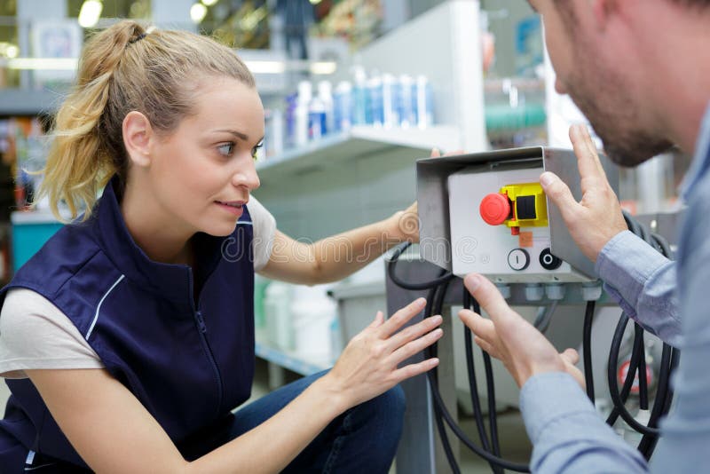 Macchina di funzionamento della fabbrica femminile immagine stock Macchina di funzionamento della fabbrica femminile immagine stock