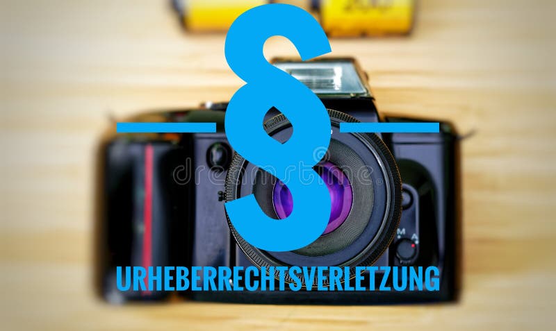 Macchina fotografica con in tedesco Urheberrechtsverletzung nella violazione dei diritti di autore inglese fotografia stock Macchina fotografica con in tedesco Urheberrechtsverletzung nella violazione dei diritti di autore inglese fotografia stock