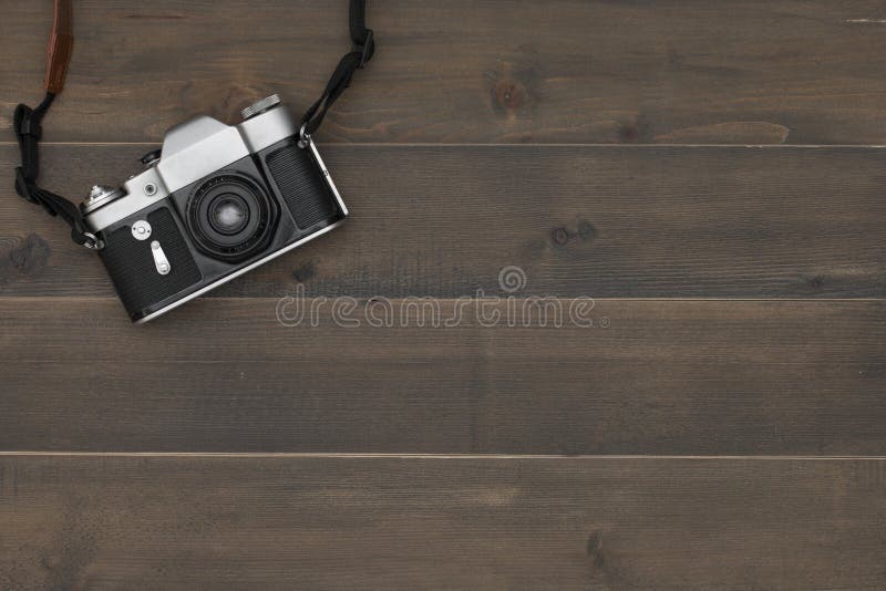 Macchina fotografica d'annata su fondo di legno con lo spazio del testo immagini stock