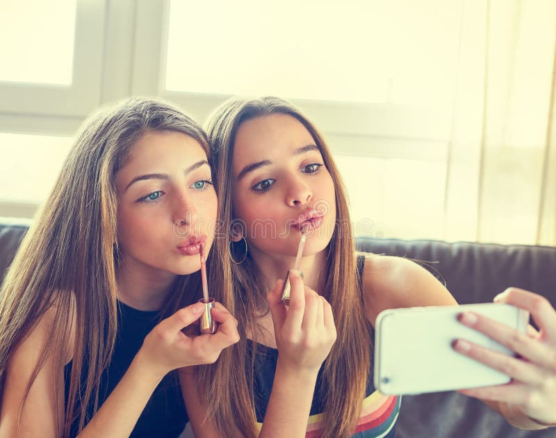 Macchina fotografica del selfie di trucco dei migliori amici delle ragazze dell'adolescente