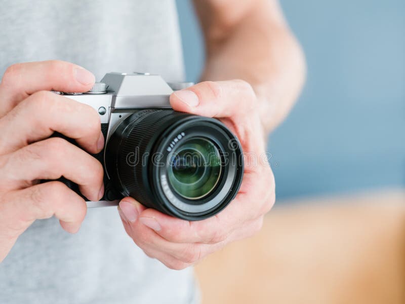 Macchina fotografica della tenuta dell'uomo di tecnologia dell'attrezzatura di fotografia immagini stock libere da diritti Macchina fotografica della tenuta dell'uomo di tecnologia dell'attrezzatura di fotografia immagini stock libere da diritti
