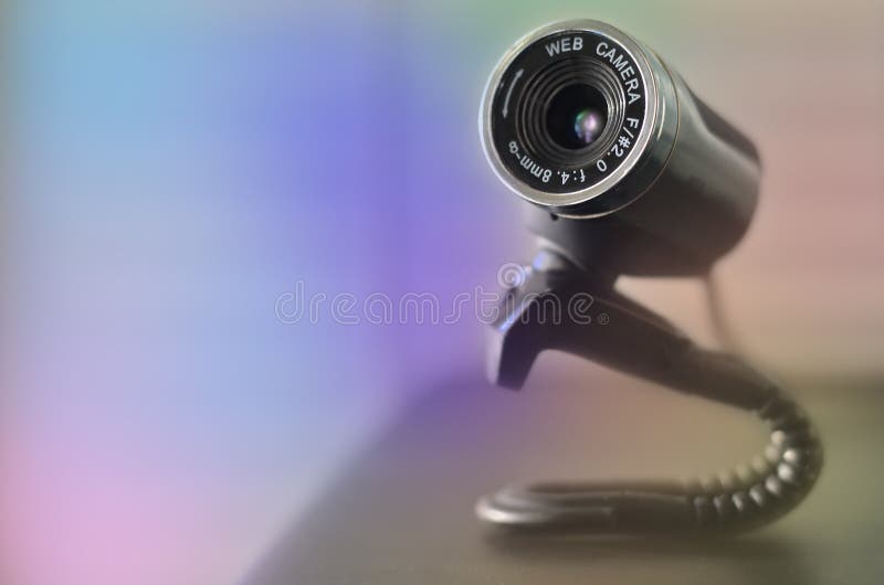 Macchina fotografica di web metallica che si trova sulla superficie del computer Chiuda sulla vista fotografia stock libera da diritti Macchina fotografica di web metallica che si trova sulla superficie del computer Chiuda sulla vista fotografia stock libera da diritti