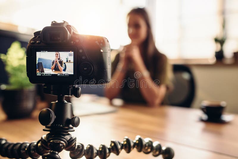 Macchina fotografica digitale sul treppiede flessibile che registra un video della donna a fotografia stock libera da diritti Macchina fotografica digitale sul treppiede flessibile che registra un video della donna a fotografia stock libera da diritti