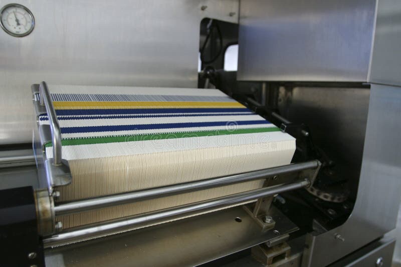 Macchina imballatrice nella linea di produzione della fabbrica immagini stock libere da diritti Macchina imballatrice nella linea di produzione della fabbrica immagini stock libere da diritti
