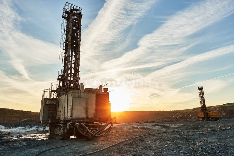 Macchine rotatorie del trapano per industria estrattiva del blasthole di superficie in cava fotografia stock Macchine rotatorie del trapano per industria estrattiva del blasthole di superficie in cava fotografia stock