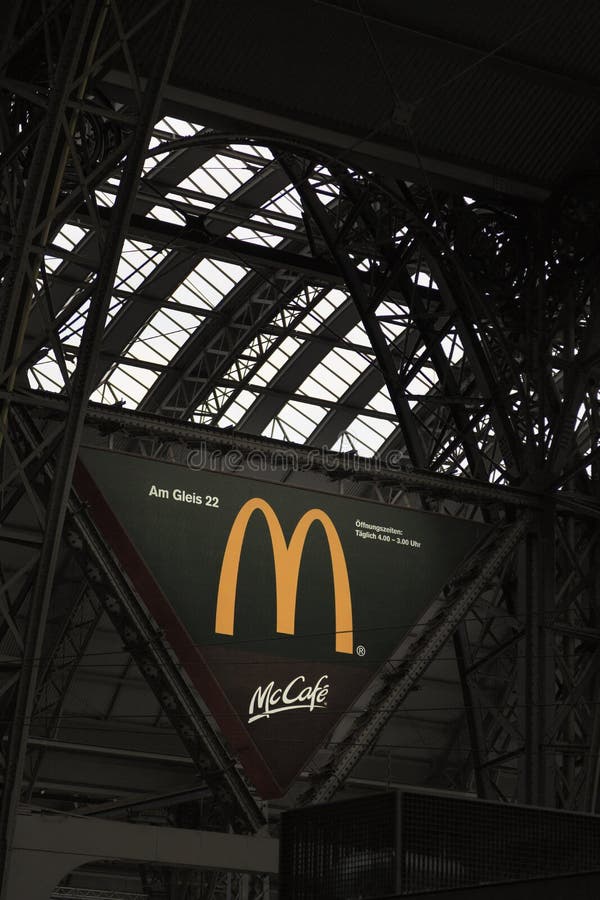 Macdonaldteken bij station in Frankfurt, Duitsland royalty-vrije stock foto's