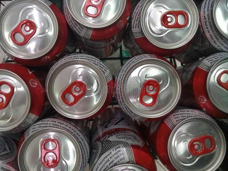 MACEIO, AL, BRAZILIË - MEI 10, 2019: Budweiser-bierblikken royalty-vrije stock foto's MACEIO, AL, BRAZILIË - MEI 10, 2019: Budweiser-bierblikken royalty-vrije stock foto's