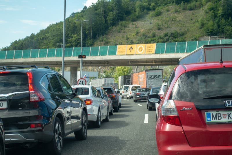 Macelj, Gruskovje -毗邻等待在线的斯洛文尼亚和克罗地亚、汽车、公共汽车和卡车穿过边界之间 免版税库存图片 Macelj, Gruskovje -毗邻等待在线的斯洛文尼亚和克罗地亚、汽车、公共汽车和卡车穿过边界之间 免版税库存图片
