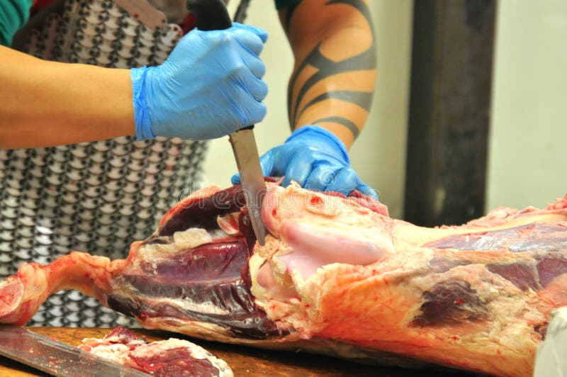 Macelli tagliare la carne in un mercato a Firenze, Italia immagine stock Macelli tagliare la carne in un mercato a Firenze, Italia immagine stock