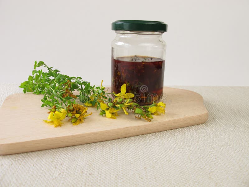 Maceration από wort του ST John τα λουλούδια στο πετρέλαιο στοκ εικόνες με δικαίωμα ελεύθερης χρήσης Maceration από wort του ST John τα λουλούδια στο πετρέλαιο στοκ εικόνες με δικαίωμα ελεύθερης χρήσης